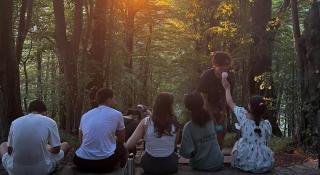 jongeren in een bos, een ijsje aan het eten
