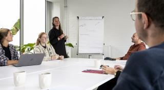 Medewerkers volgen een opleiding