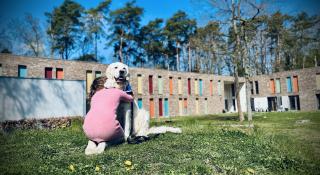 Foto van cliënt met zorghond Dribbel