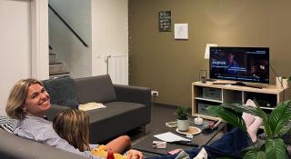 Begeleidster en jongere in leefgroep Van Celst