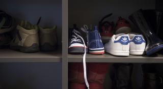 schoenen van jongeren in de schoenkast