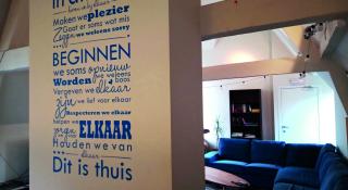 tekst op muur in de kleine wooneenheid 