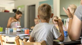 kinderen in Hakatoo eten aan tafel