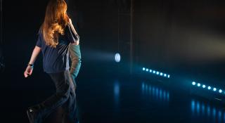 Scene uit 'Dichter' een voorstelling die jongeren van Jeugdzorg Emmaüs samen met Stefan Perceval van Het Gevolg maakte.