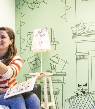 begeleidster met meisje zitten in de zetel